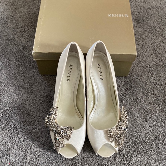 Menbur Ivory Satin Open Toed Platform Heel w/Rhinestone bow details - Picture 1 of 7